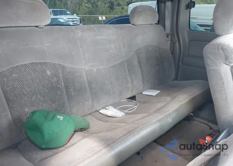 2000 Chevrolet Silverado 1500 Ls z USA, uszkodzony, nr VIN 2GCEC19T8Y1323678